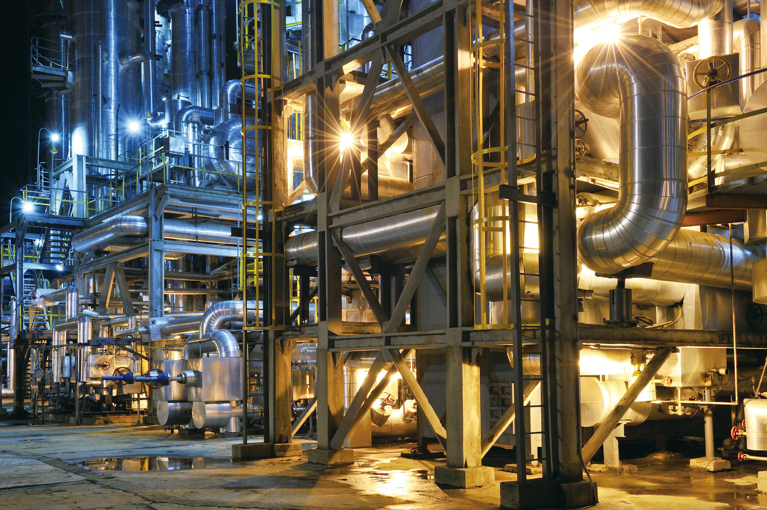 large industrial refinery, illustrating LubeLine lubricants and solutions for energy and industrial operations